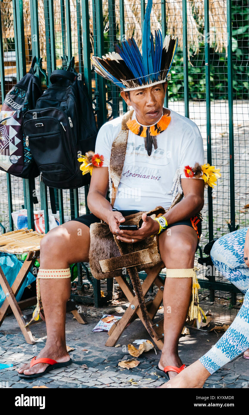 Un homme indigène brésilien sur son téléphone cellulaire Banque D'Images