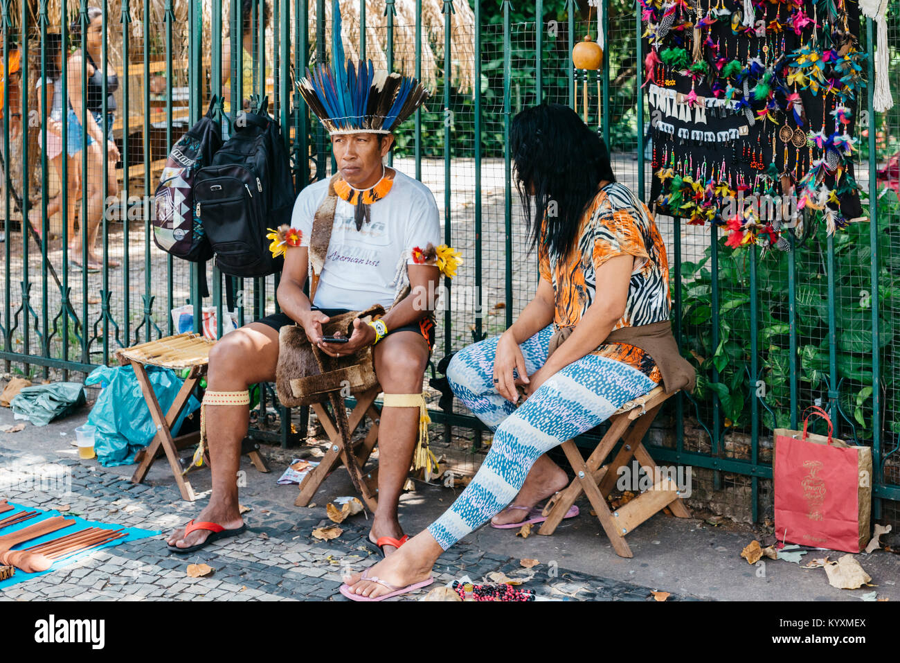 Un homme indigène brésilien sur son téléphone cellulaire Banque D'Images