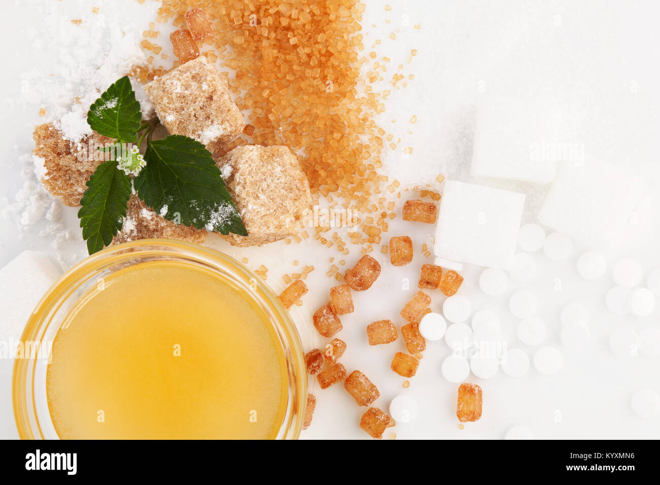 Différents types de sucre - brun, blanc, cristal, en poudre et le sucre de canne, d'un édulcorant artificiel et le miel dans un bol. Banque D'Images