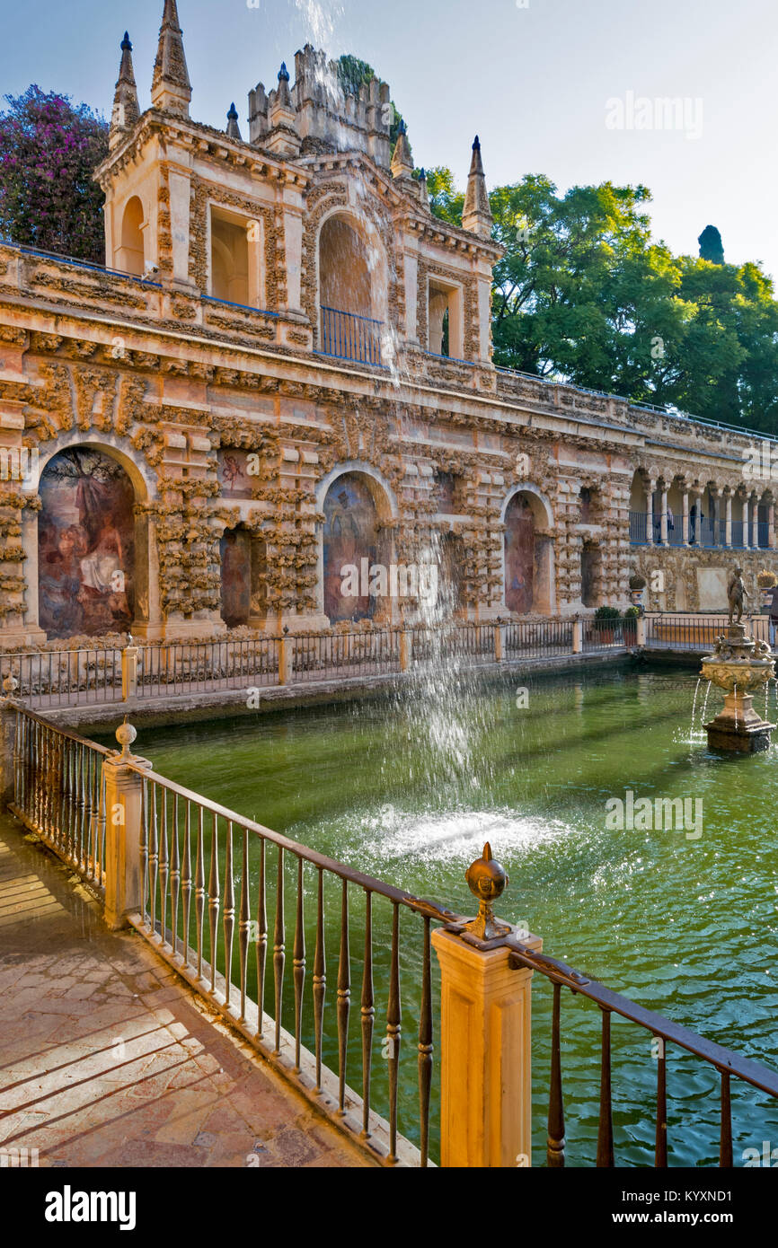 ALCAZAR SÉVILLE ESPAGNE DÉBUT DE LA LUMIÈRE DU SOLEIL DU MATIN SUR LA FONTAINE des gouttelettes d'EAU DANS LE BASSIN DE MERCURE LE MESSAGER DIEU Banque D'Images