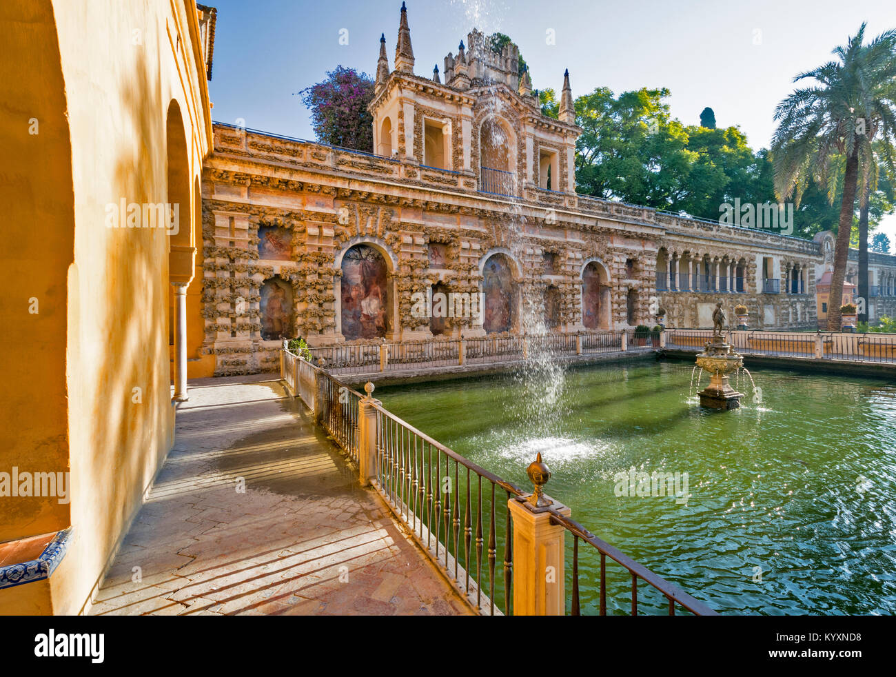 ALCAZAR SÉVILLE ESPAGNE TÔT LE MATIN, LA LUMIÈRE DU SOLEIL SUR LA PISCINE DU MERCURE LE MESSAGER DIEU Banque D'Images