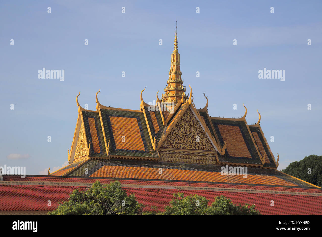 Toit orné du palais royal à Phnom Penh, Cambodge Banque D'Images
