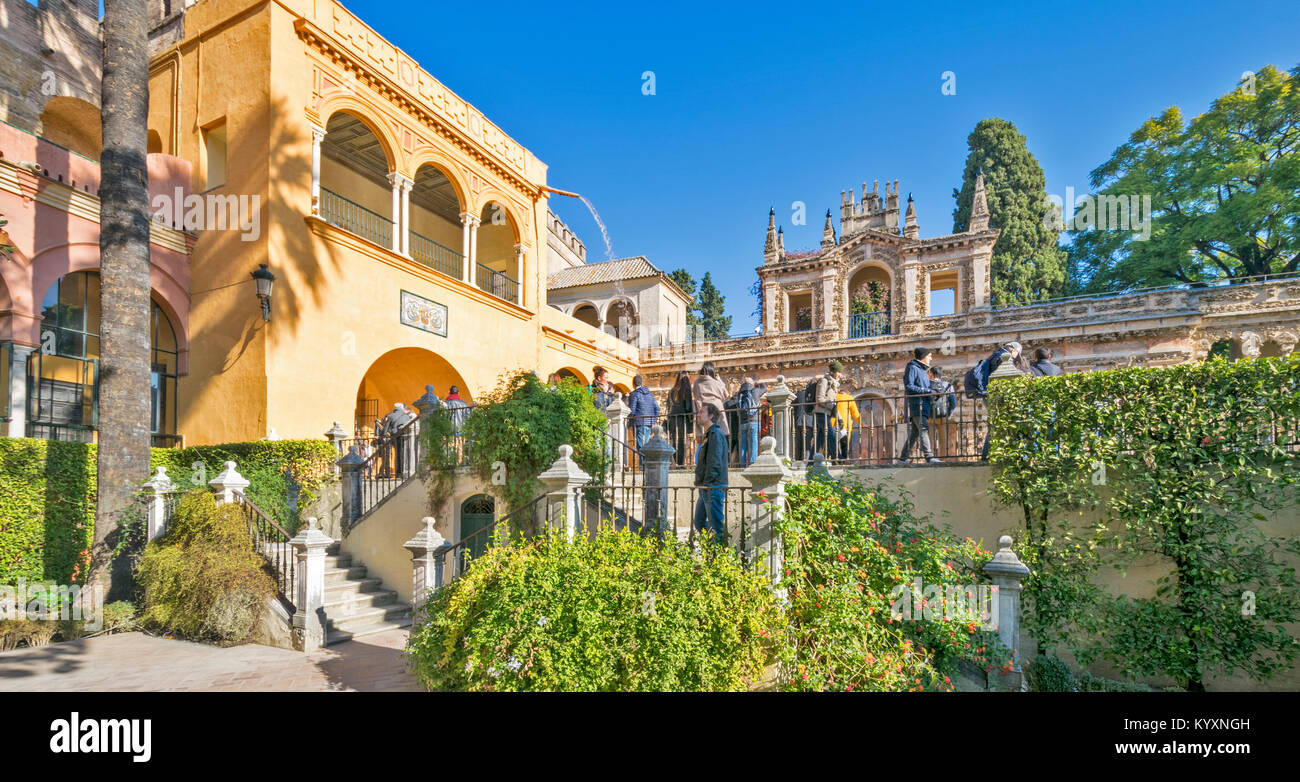 ALCAZAR SÉVILLE ESPAGNE LES JARDINS À VISITEURS ET TOURISTES SE RÉUNISSENT AUTOUR DE LA PISCINE ET DE LA FONTAINE DE MERCURE Banque D'Images