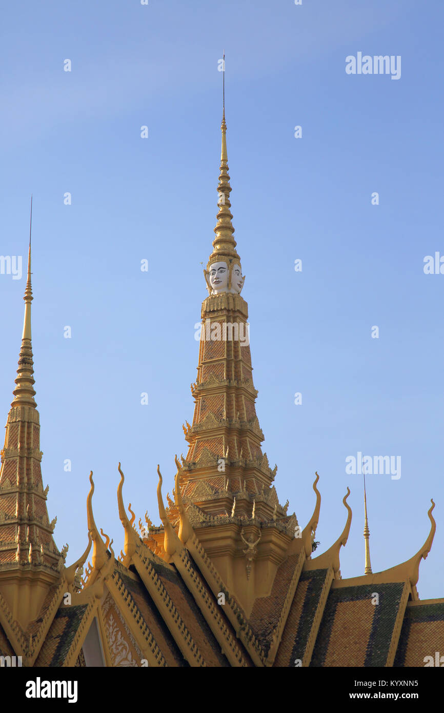 Toit orné du palais royal à Phnom Penh, Cambodge Banque D'Images