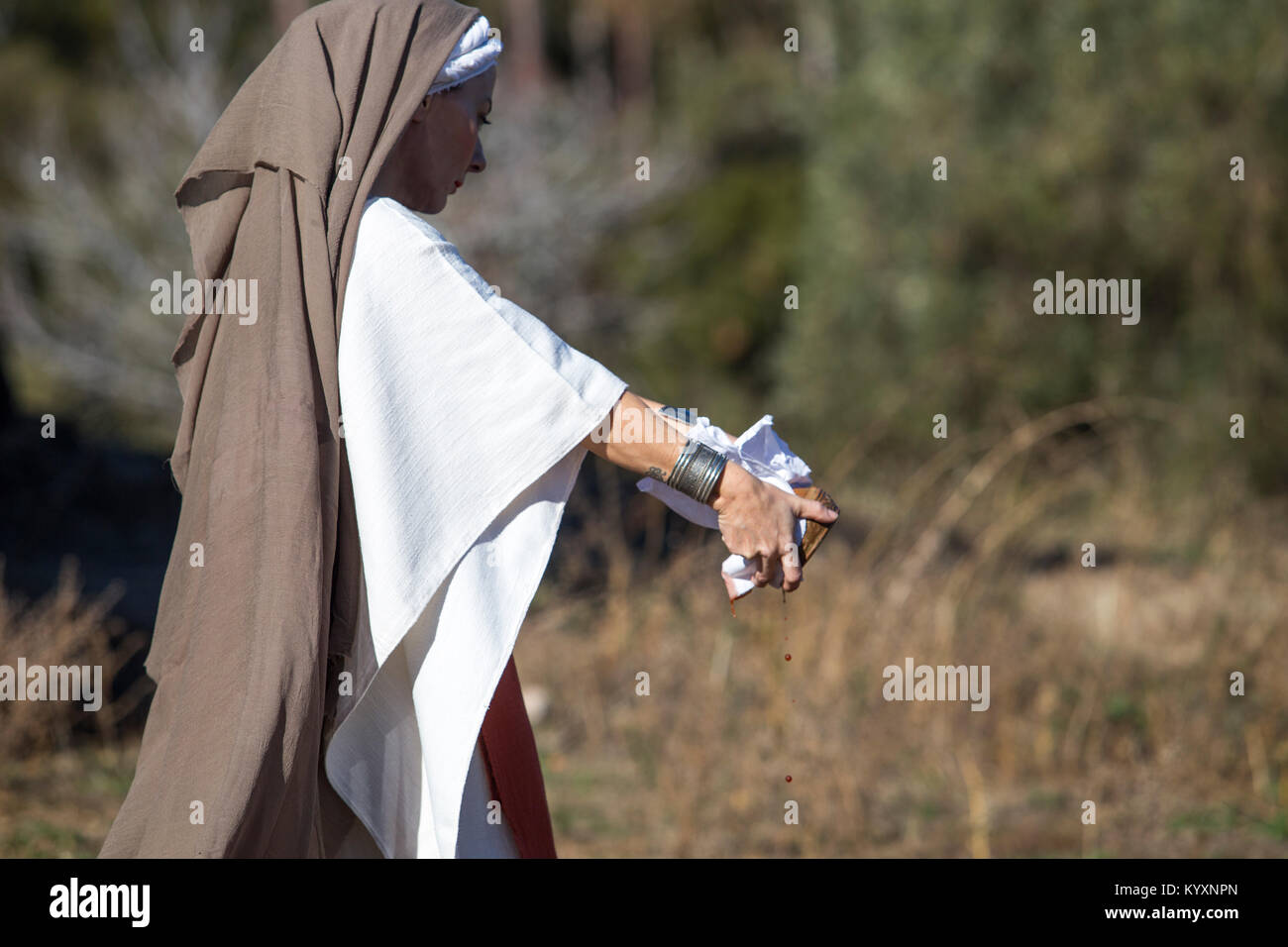 Alcuescar, Espagne - Décembre 17th, 2017 : Reconstitution d'Déesse ibérique Ataecina rituel. Prêtresse effectuant une libation de sang. Réalisé par Lusitan Banque D'Images