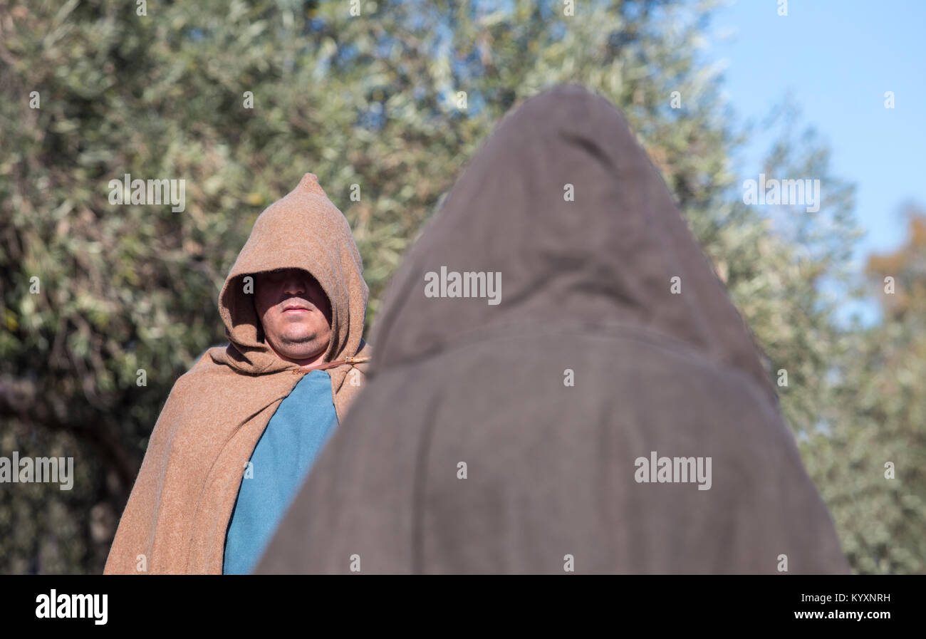 Alcuescar, Espagne - Décembre 17th, 2017 : Reconstitution d'Déesse ibérique Ataecina rituel. Les membres d'entourage à capuchon. Réalisé par Lusitania Romana Group Banque D'Images