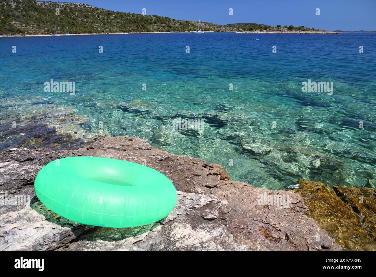 Croatie - Mer nature paysage dans l''île de Murter. Piscine gonflable anneau. Banque D'Images