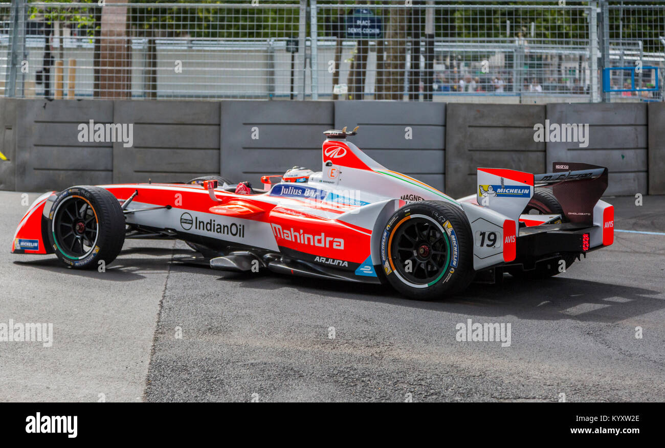 PARIS - 20 mai 2017 : La formule E de la voiture pilote automobile suédois F. Rosenqvist de Mahindra Racing Team Racing l ePrix de Paris sur les Invalides. Banque D'Images