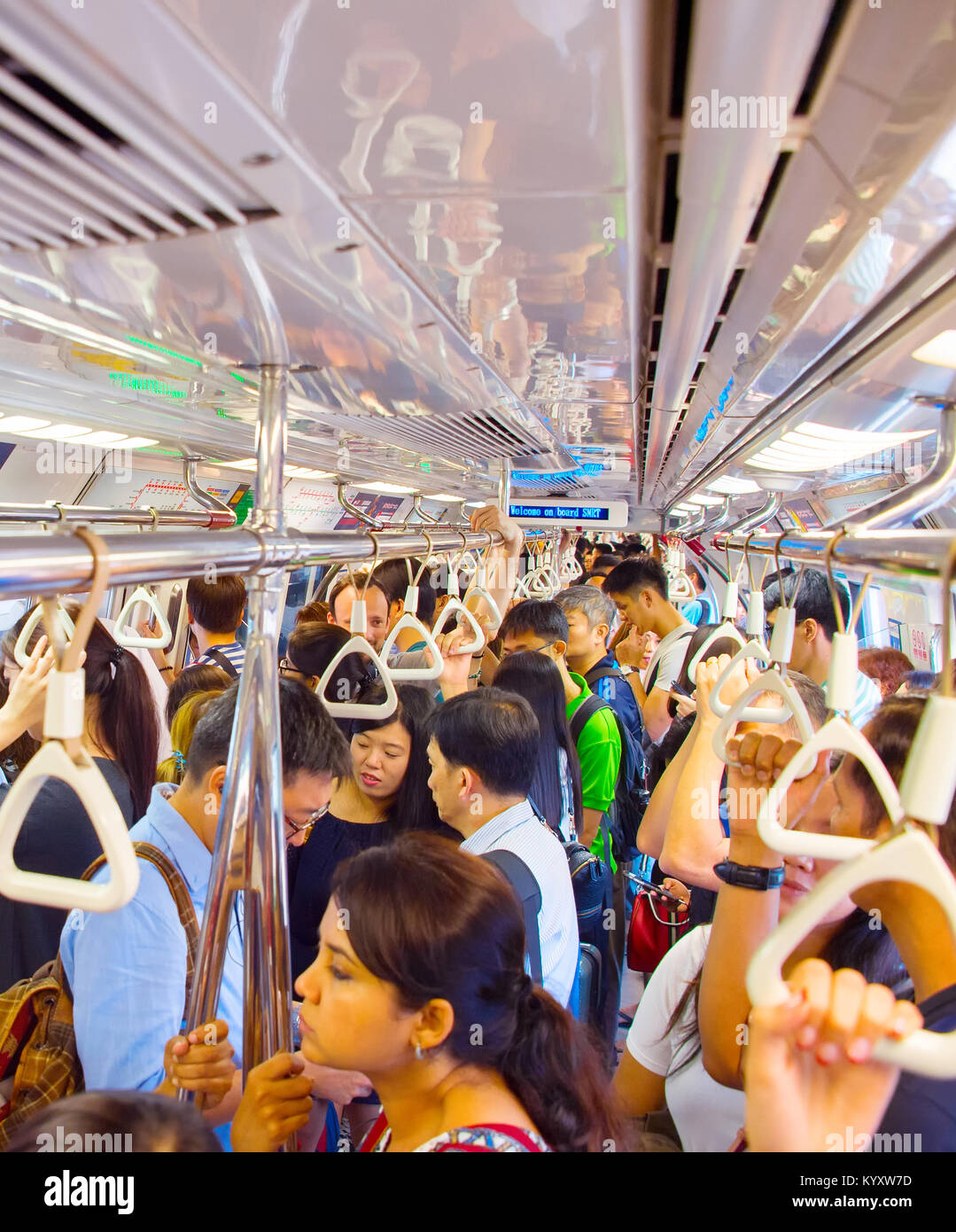 Singapour - 13 jan 2017 : Les passagers à Singapour Mass Rapid Transit (MRT) train. Le MRT a 102 postes et est la deuxième plus ancienne du système de métro dans la Banque D'Images