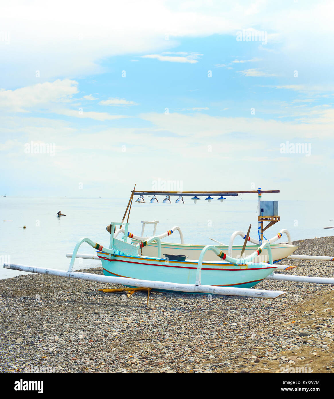 Bateaux traditionnels balinais sur une plage de rochers. Amed, Bali, Indonésie Banque D'Images