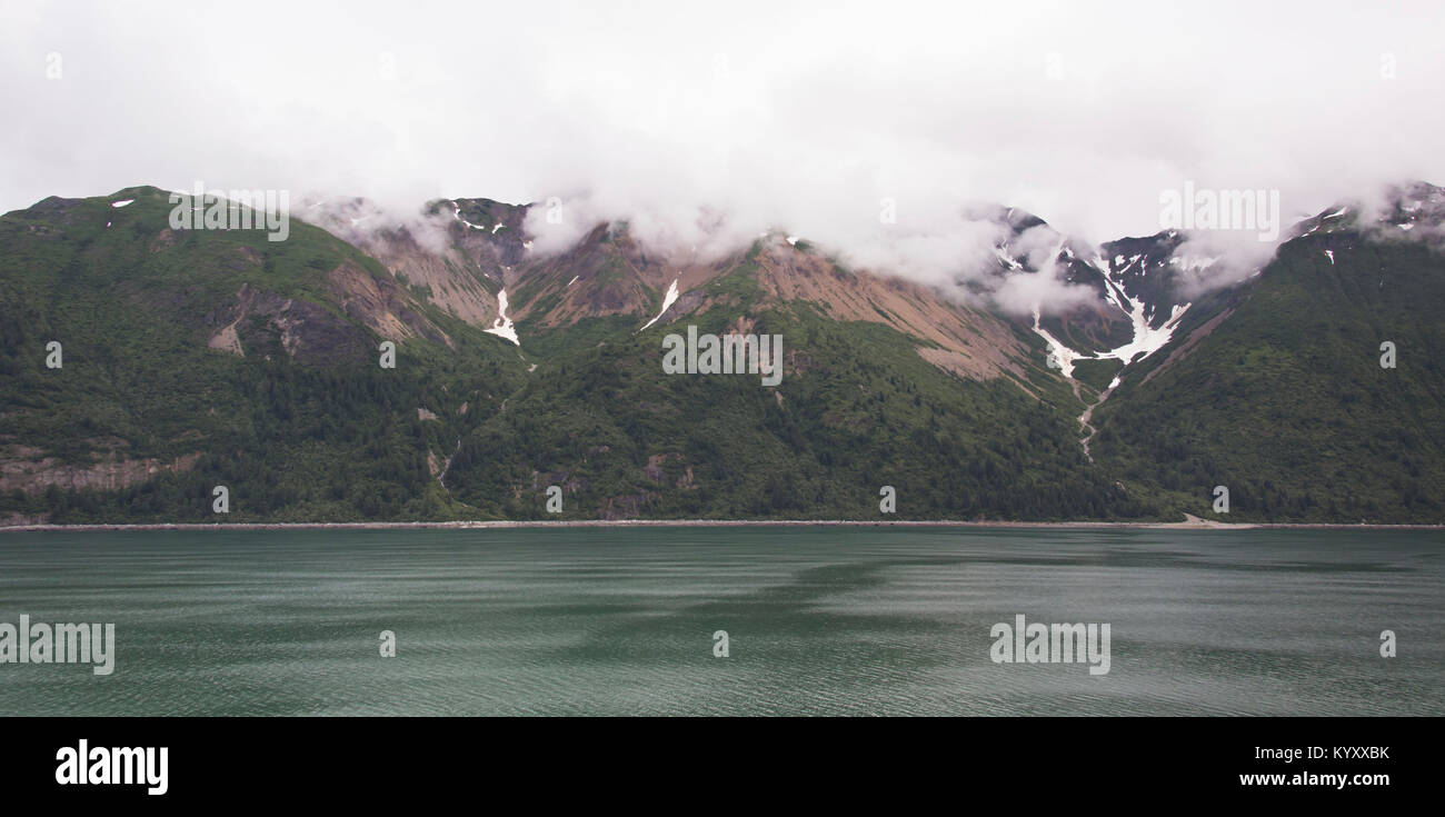 Vue panoramique du lac contre montagnes à Glacier Bay National Park et préserver pendant temps de brouillard Banque D'Images