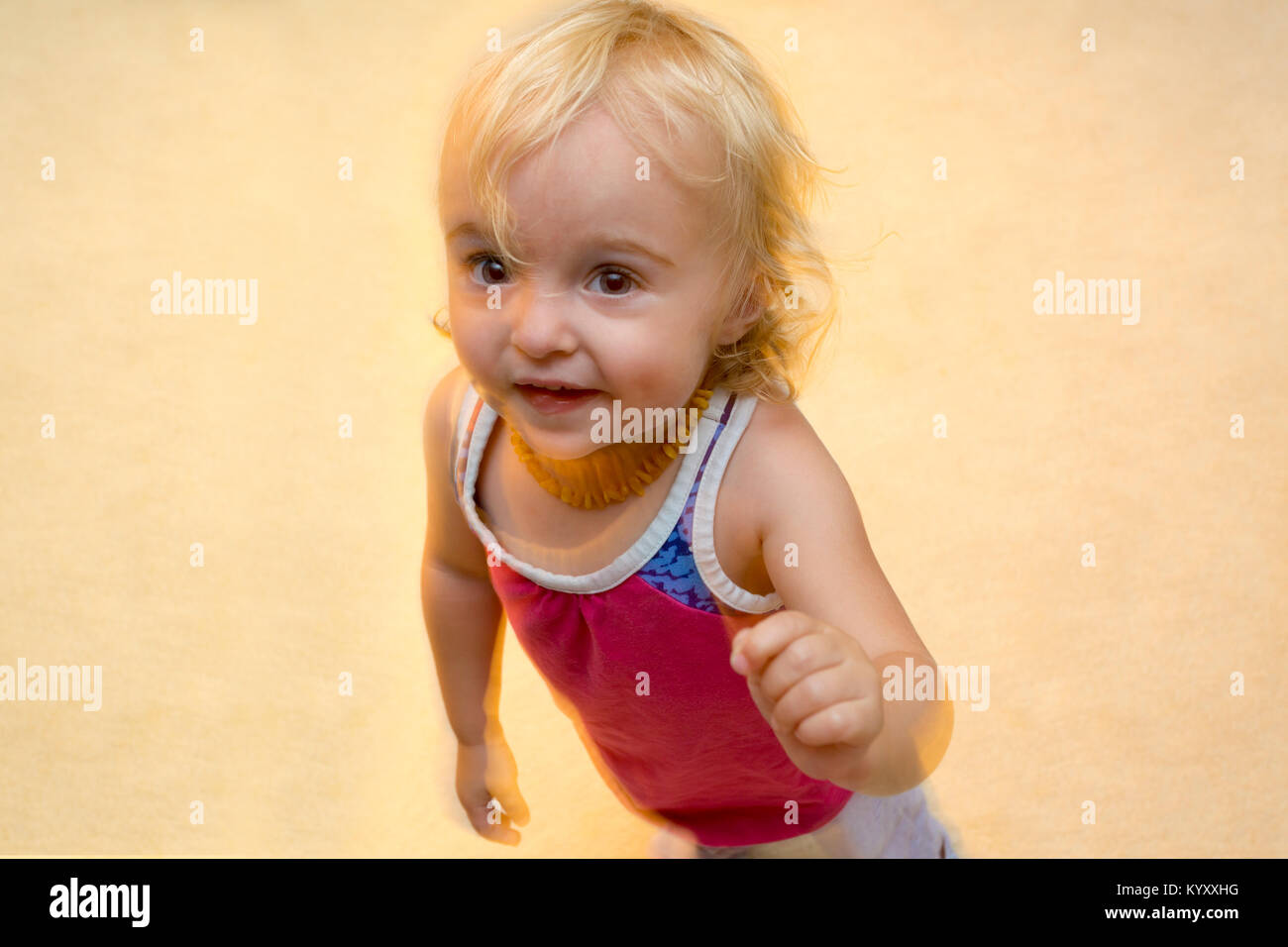 Portrait de 1 ans, fille, à la recherche d'appareil photo Banque D'Images