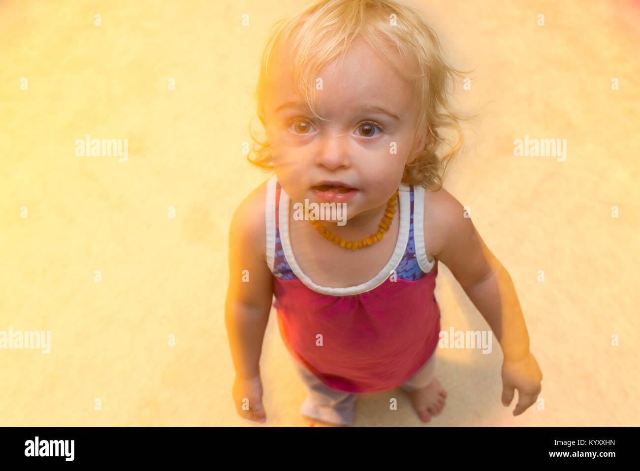 1 ans, fille, à la recherche d'appareil photo Banque D'Images