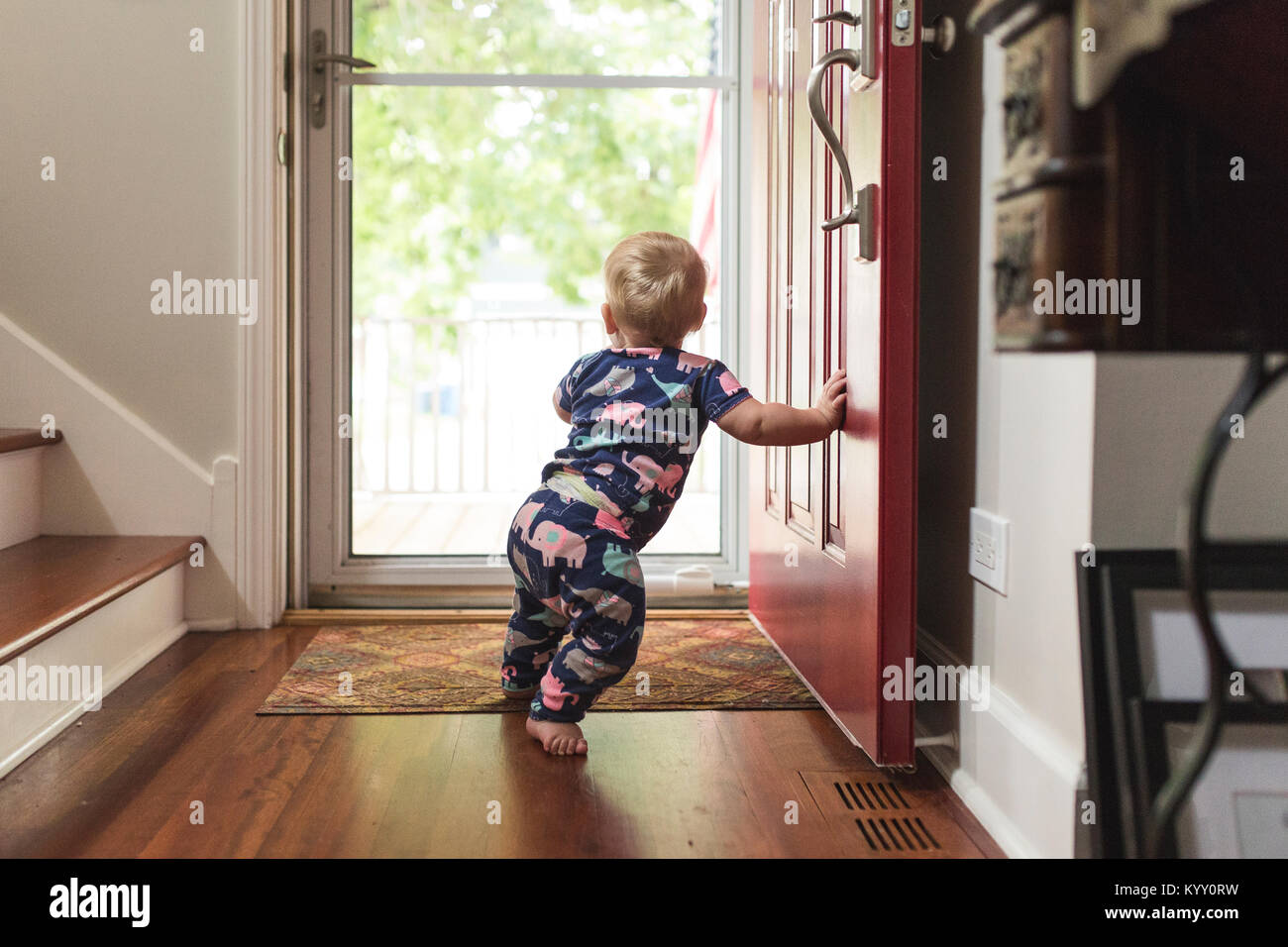 Baby Girl debout à la porte Banque D'Images