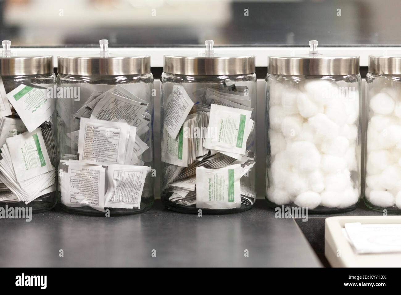 Close-up de boules de coton et des médicaments en boîtes à une clinique médicale Banque D'Images