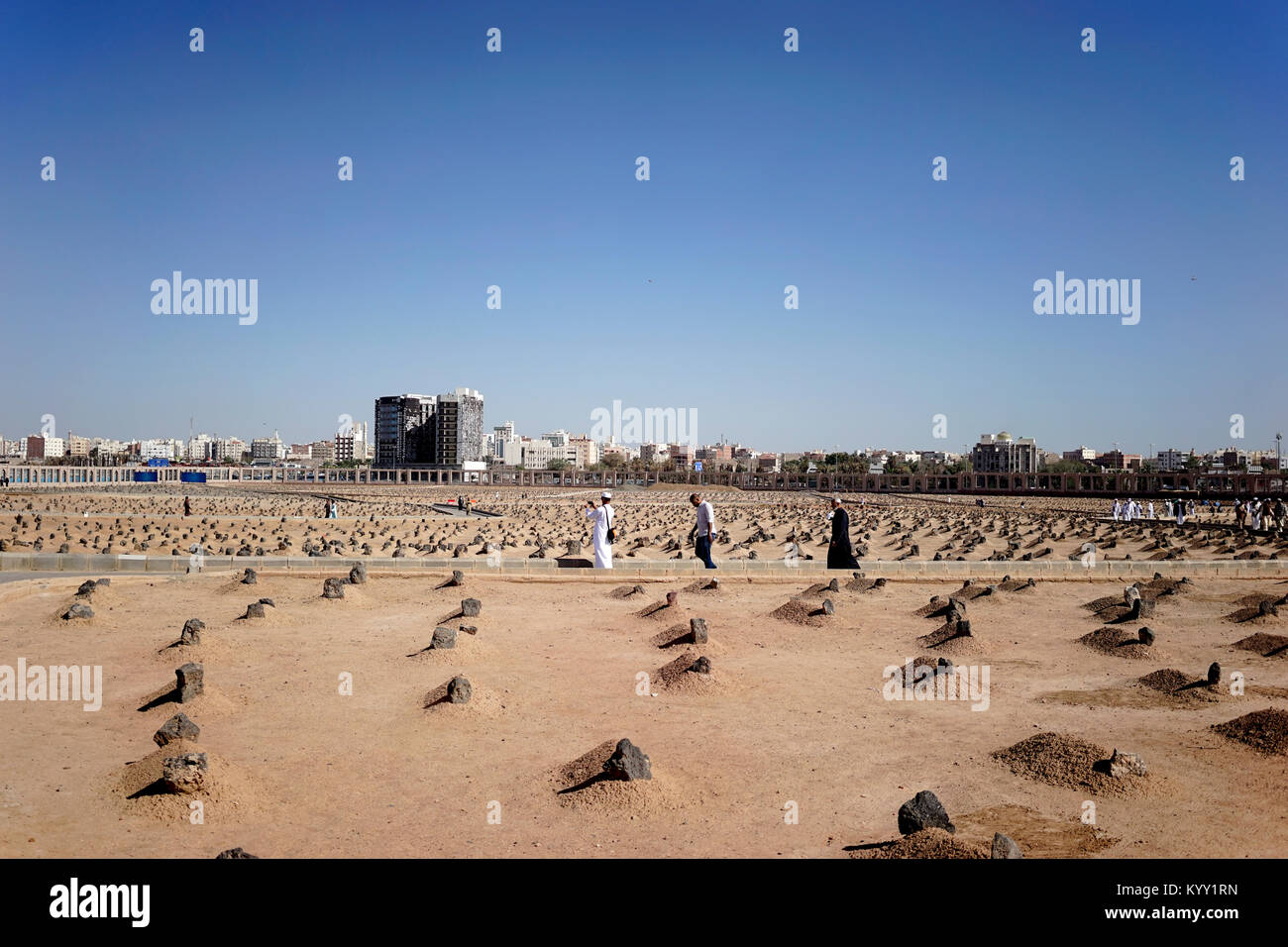 Les gens au cimetière Jannat al-Baqi contre ciel clair Banque D'Images