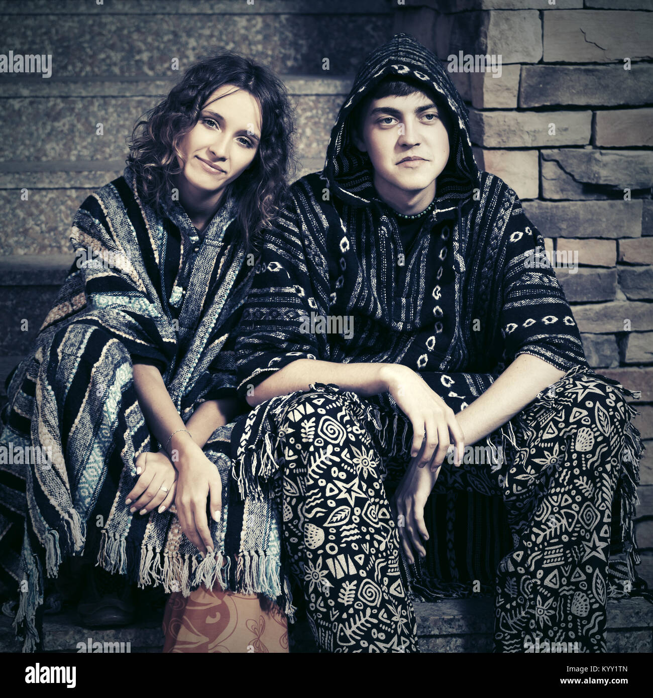 Mode jeune couple hippie assise sur les marches Banque D'Images