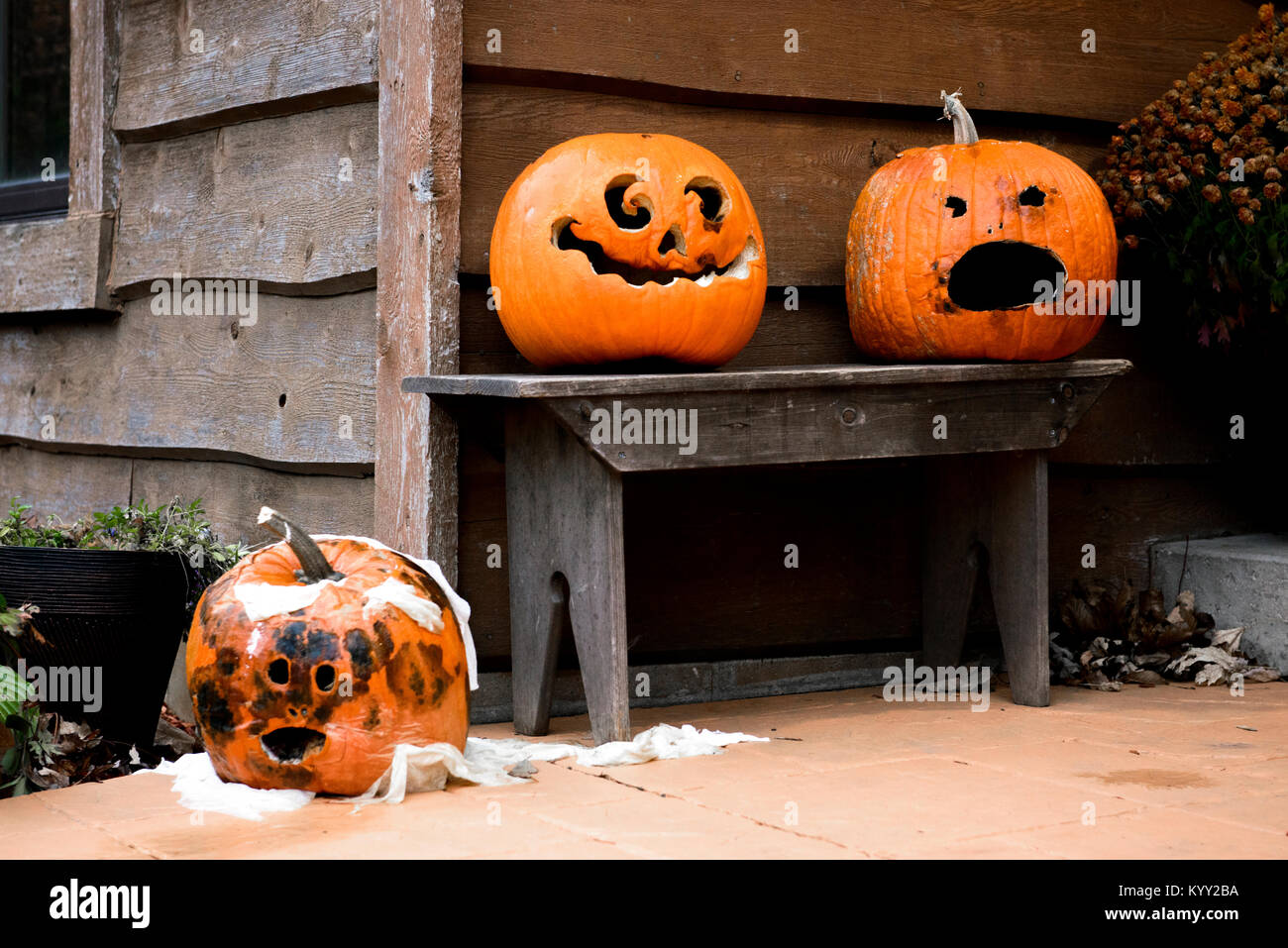 Jack O' lanternes sur le porche à l'Halloween Banque D'Images