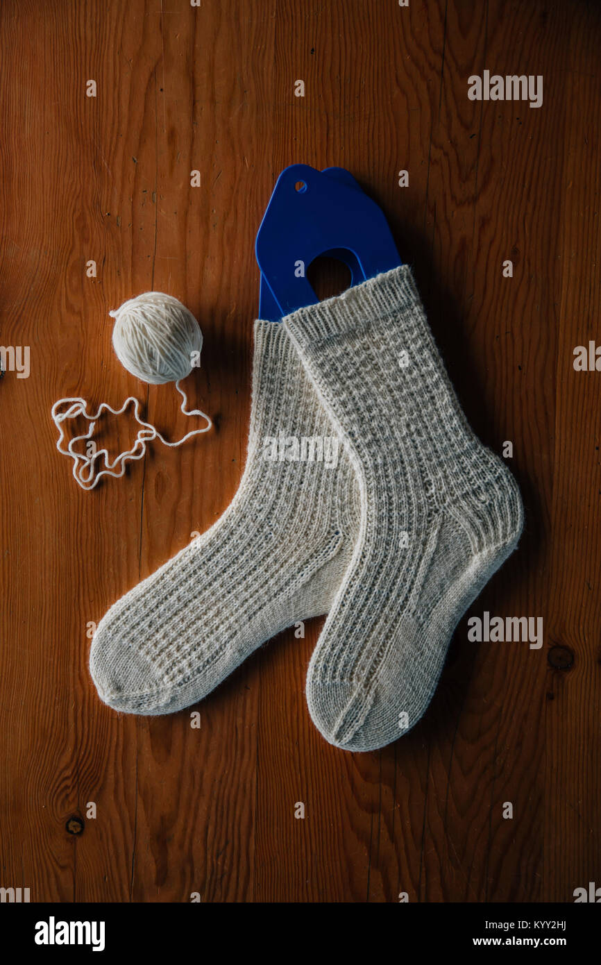 Portrait de chaussettes et string sur table en bois Photo Stock - Alamy