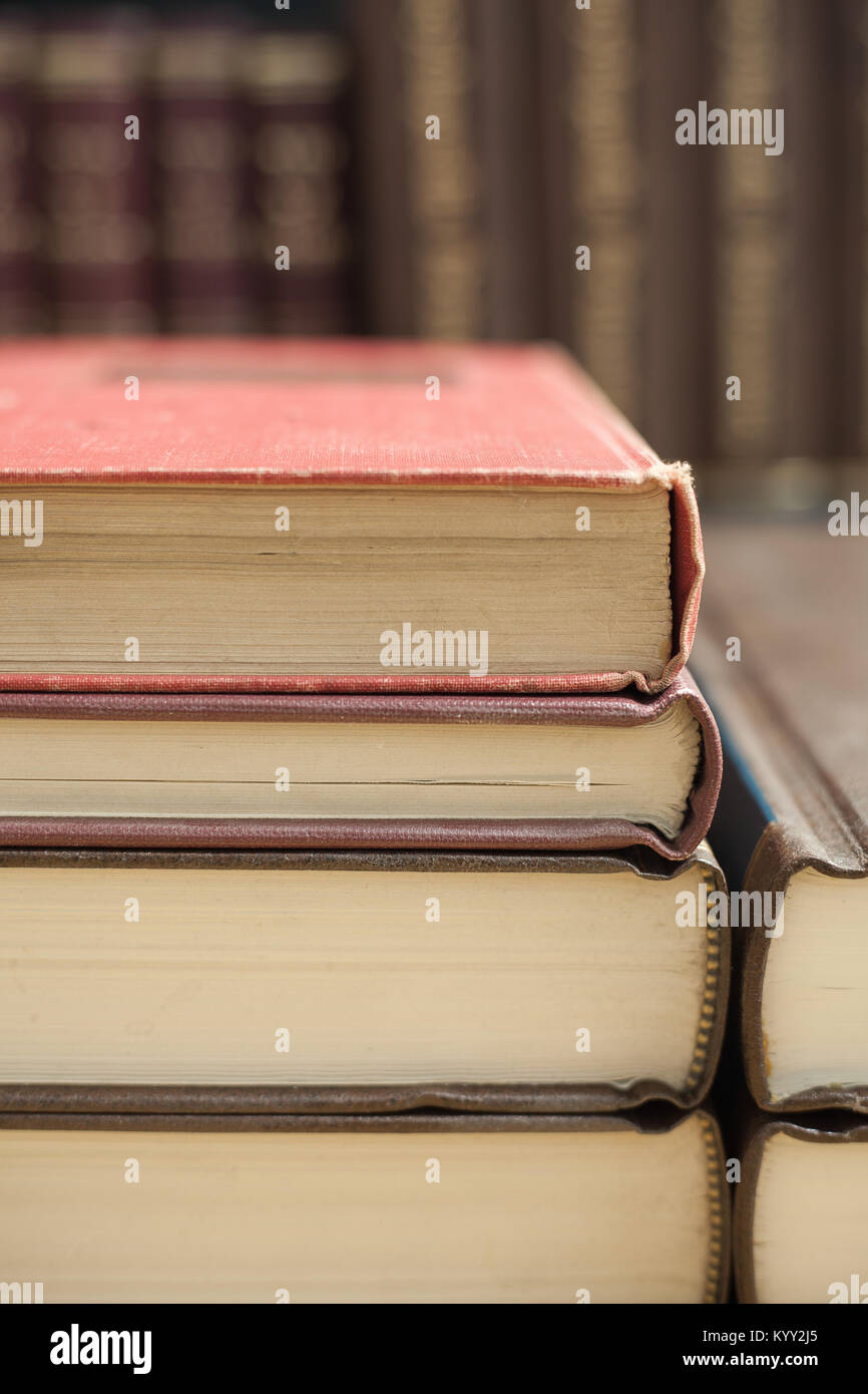Extreme close-up of pile de vieux livres Banque D'Images