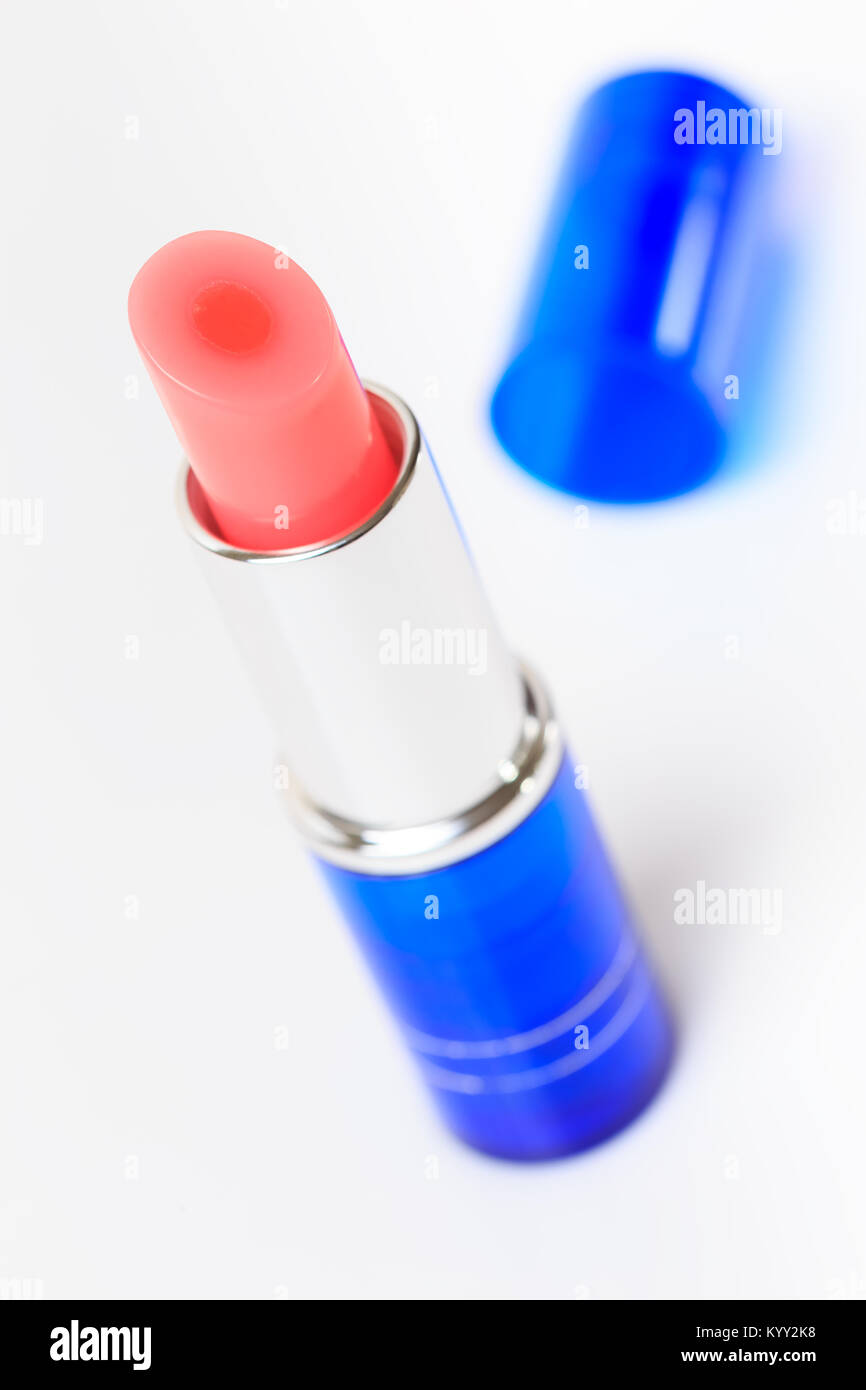 D'un rouge à lèvres Rose isolé avec tube bleu sur blanc Photo Stock - Alamy