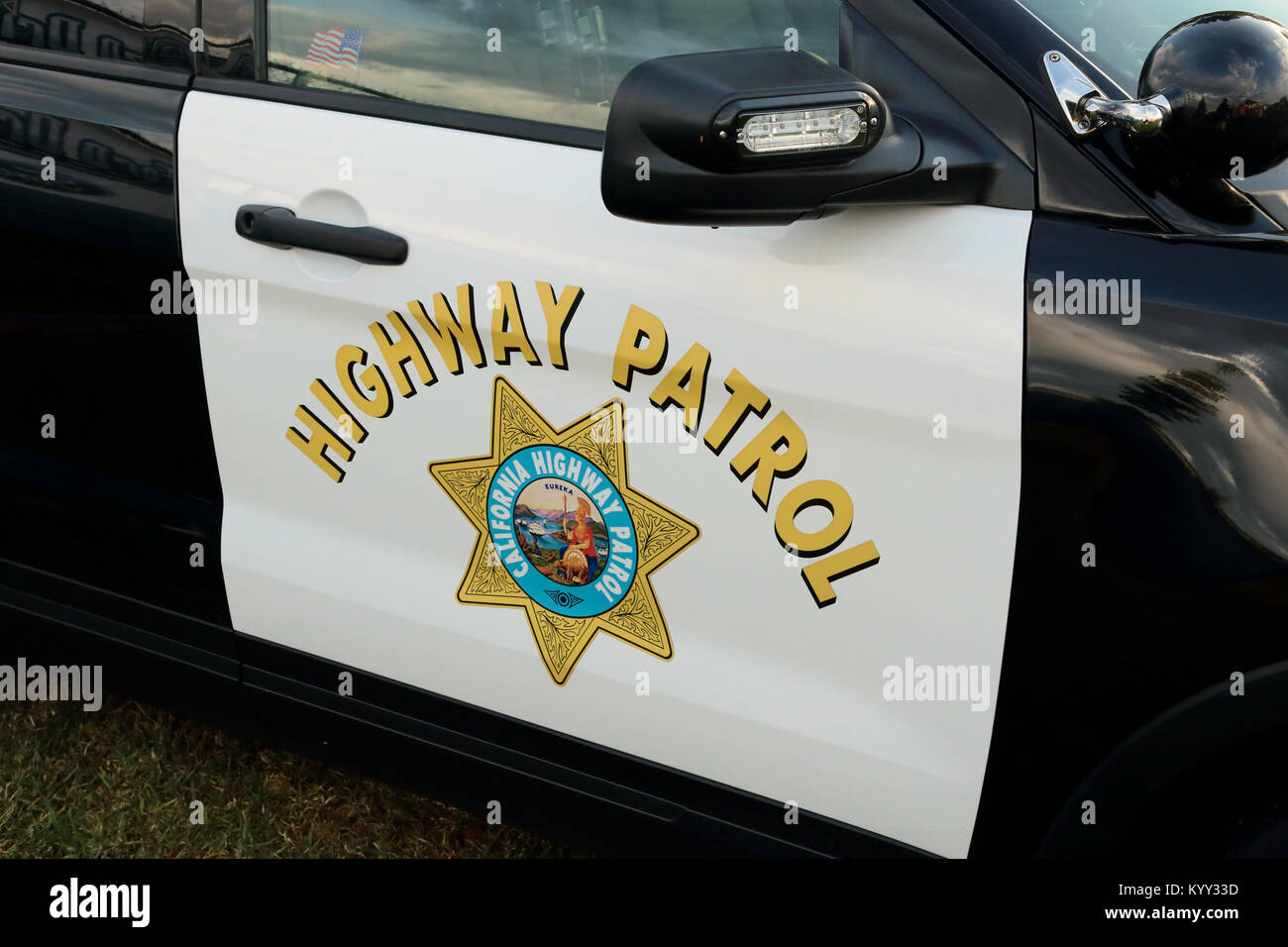 Van Nuys, CA / USA - 23 octobre 2016 : une voiture de police portant la California Highway Patrol logo est affiché sur l'affichage à une ressource communautaire équitable. Banque D'Images