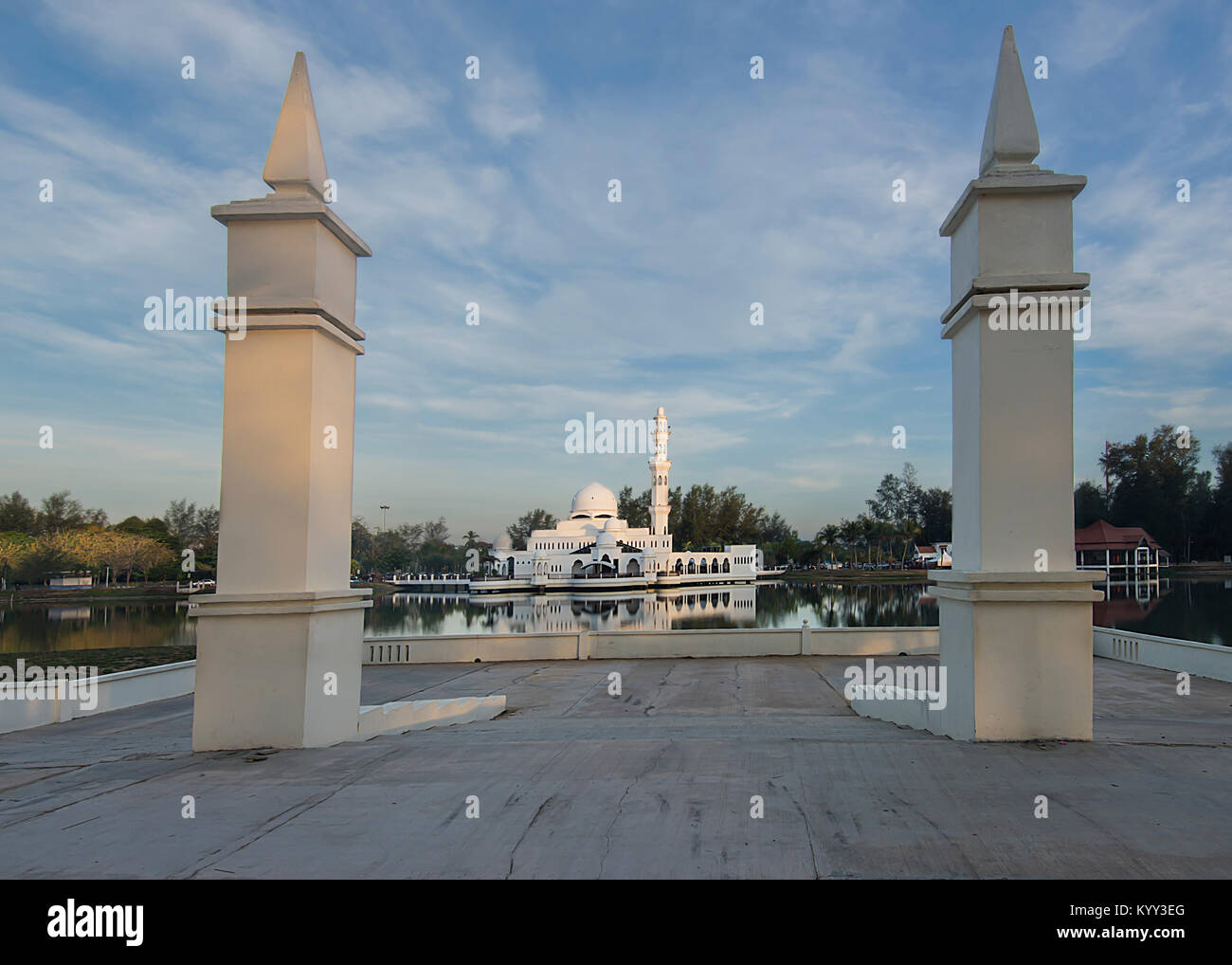 L'Tengku Tengah Zaharah mosquée ou la Mosquée flottante est la première véritable mosquée flottante en Malaisie et situé au Terengganu en Malaisie. Banque D'Images