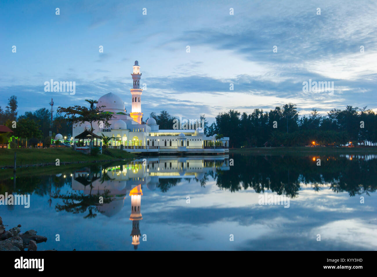 L'Tengku Tengah Zaharah mosquée ou la Mosquée flottante est la première véritable mosquée flottante en Malaisie. Il est situé dans la région de Kuala Ibai Kuala Terengganu. Banque D'Images