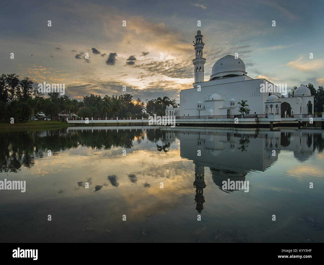 L'Tengku Tengah Zaharah mosquée ou la Mosquée flottante est la première véritable mosquée flottante en Malaisie et situé au Terengganu Malaisie Banque D'Images