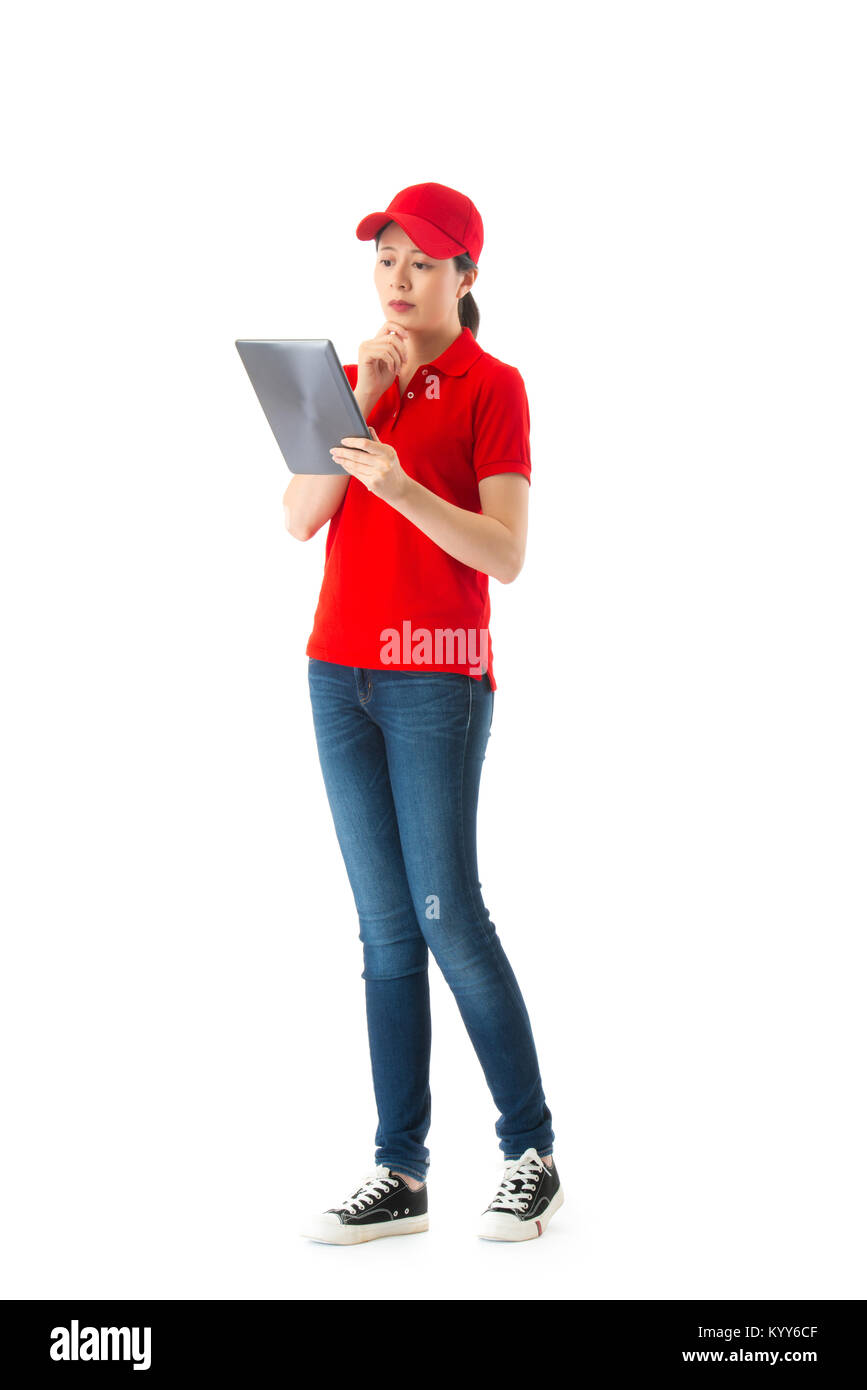 Belle jolie femme, exécution à l'aide de tampon mobile navigation ordinateur système d'expédition en ligne Trouver un sentiment de confusion problème isolated on white Banque D'Images Belle jolie femme, exécution à l'aide de tampon mobile navigation ordinateur système d'expédition en ligne Trouver un sentiment de confusion problème isolated on white Banque D'Images