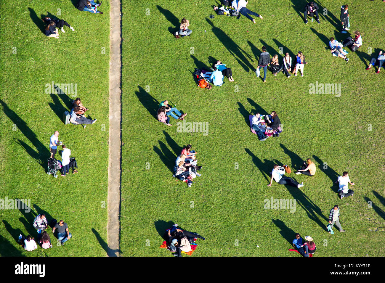 PARIS - CIRCA Juin 2014 : Vue de dessus sur le Champs de Mars à Paris de la tour Eiffel Banque D'Images