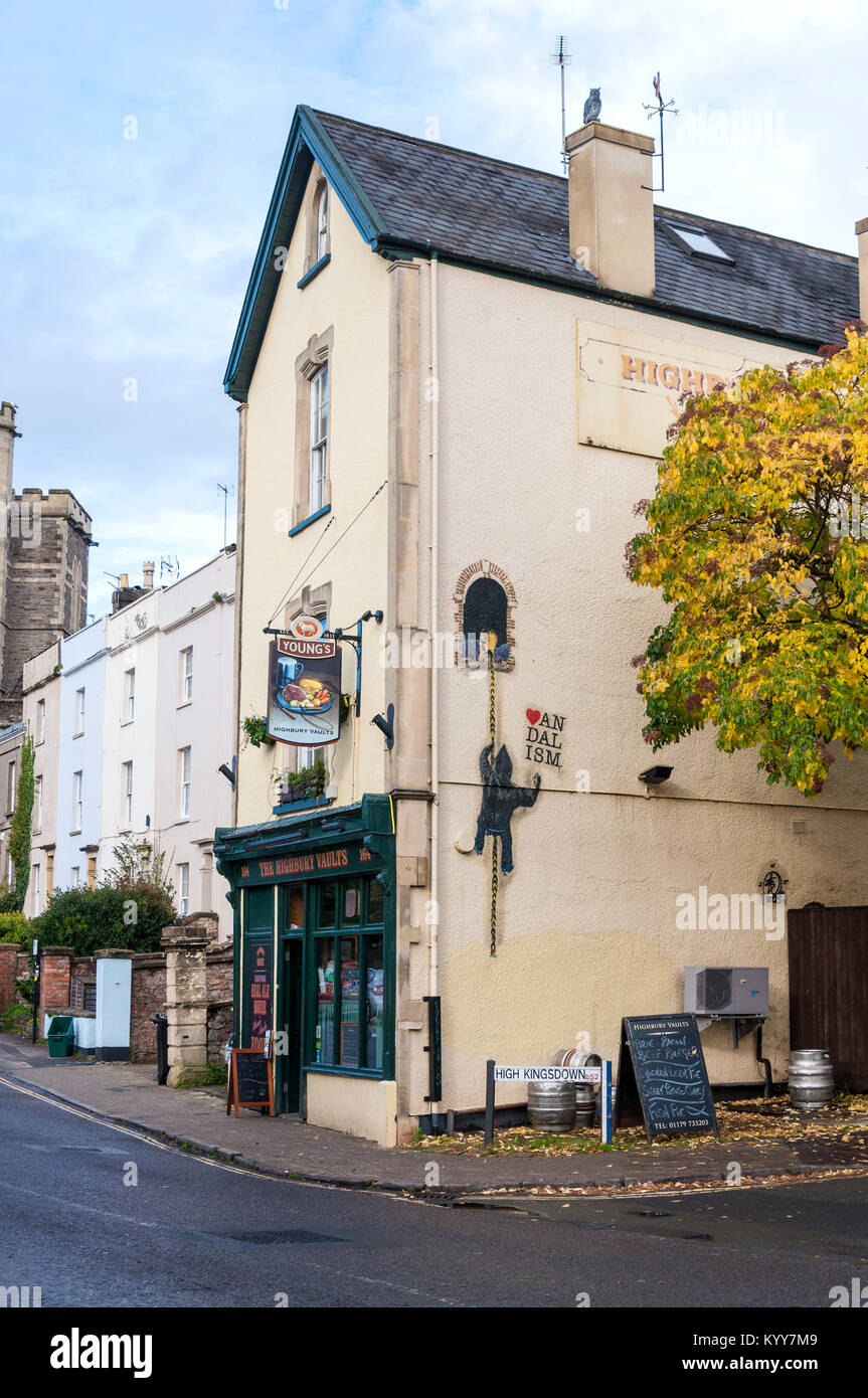 Voûtes d'Highbury et pub murale Banksy à Bristol England UK Banque D'Images