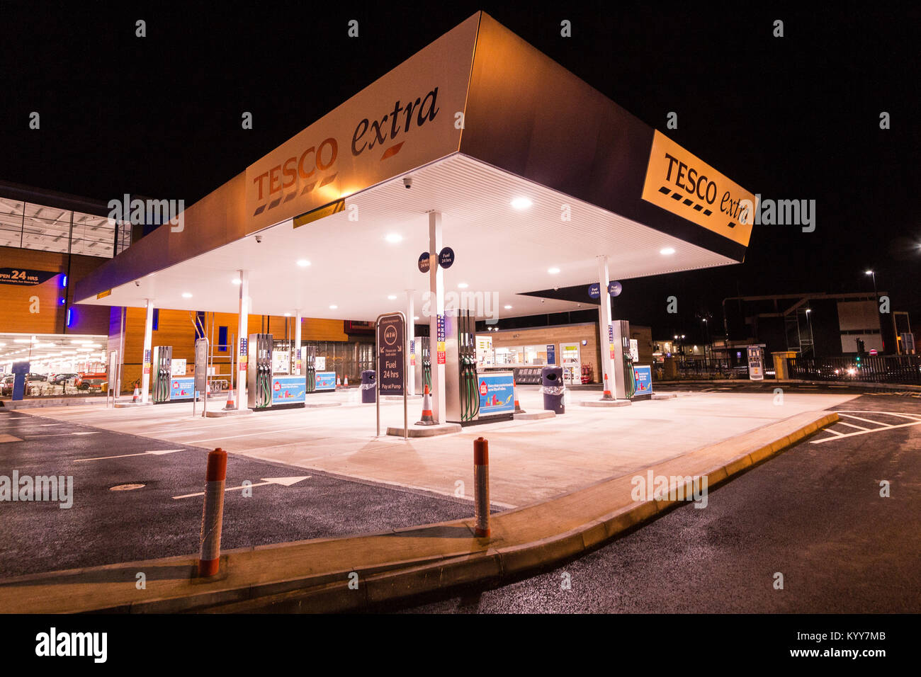 Tesco Rotherham Tesco extra fuel station Banque de photographies et d’images à haute ...