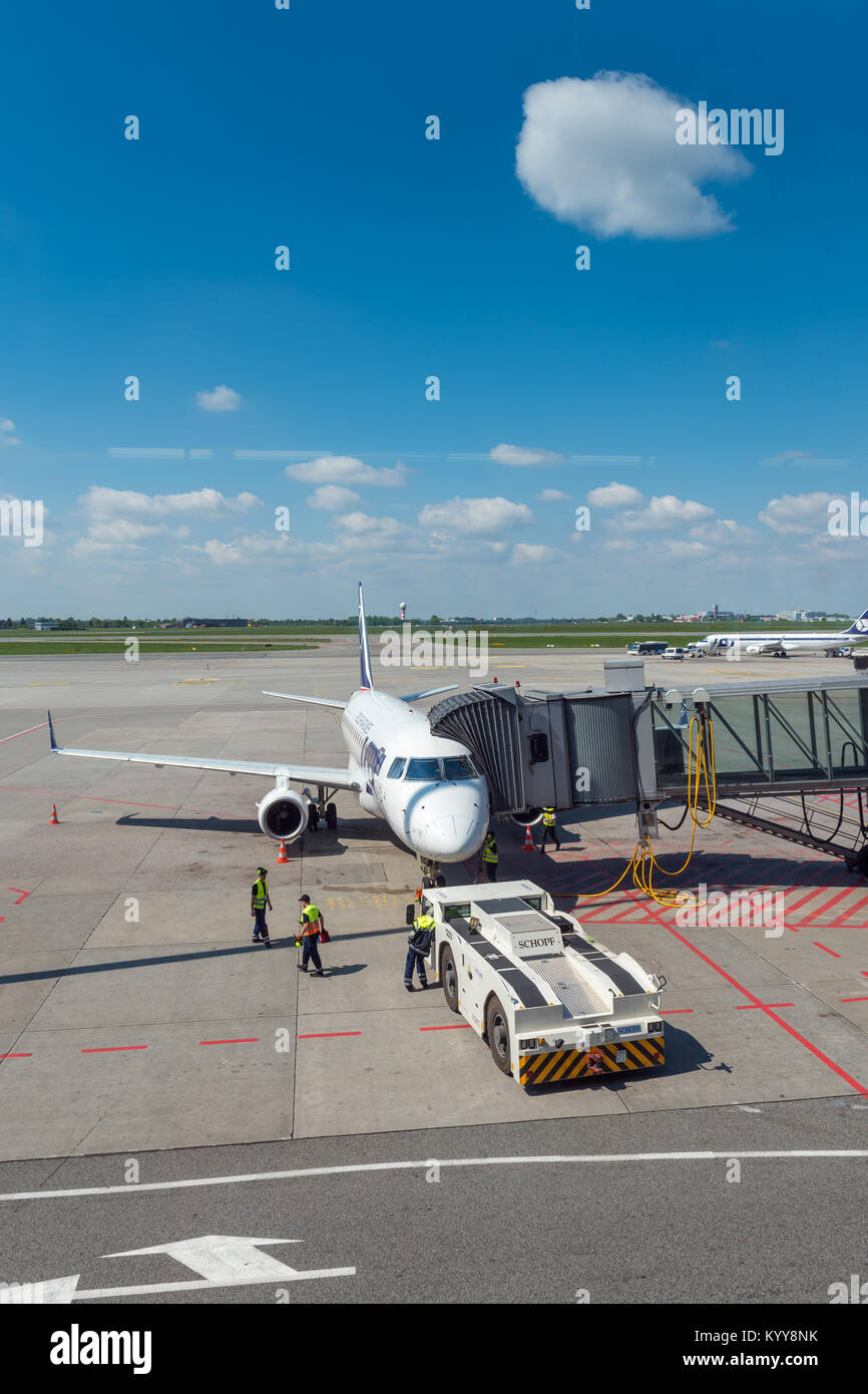 Varsovie, Pologne, 16 mai 2017 : la préparation de l'avion de passagers pour le décollage à l'aéroport Chopin de Varsovie international Banque D'Images