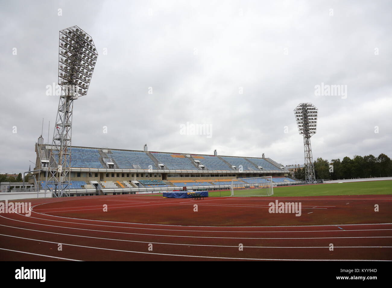 Riga, Lettonie. Le stade Daugava à Riga est le foyer de FK FK Daugava et Jaunība Rīga et accueilli les matchs jusqu'en 1990. Il est également titulaire d'athlétisme. Banque D'Images