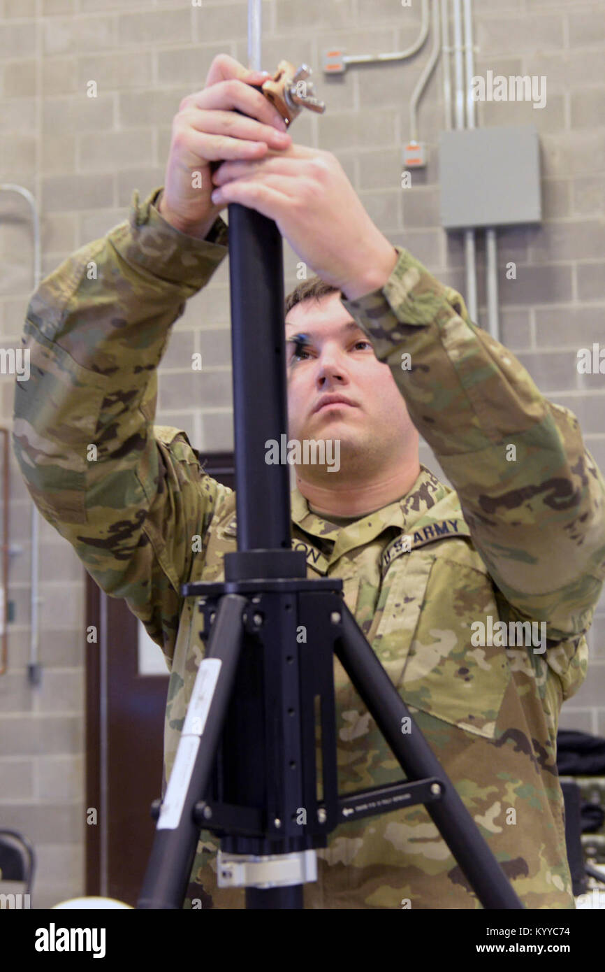 La Garde nationale de l'Indiana la CPS. Nick Gleason, de Fort Wayne et un 738e compagnie de transmissions spécialiste du support du signal, érige une antenne pour un service actif de l'exercice, le vendredi, Janvier 5, 2018 Dans Franklin, Ind. Le signal a travaillé aux côtés des soldats de l'entreprise, local de première intervention pour tester les organisations et se familiariser avec un système de communication conçu pour fonctionner sur des fréquences multiples. Banque D'Images