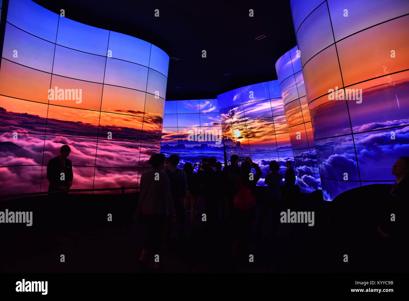 OLED LG Electronics 92-ft de long canyon 'Affichage' de la TVs au CES (Consumer Electronics Show), la plus grande exposition mondiale, à Las Vegas, USA Banque D'Images