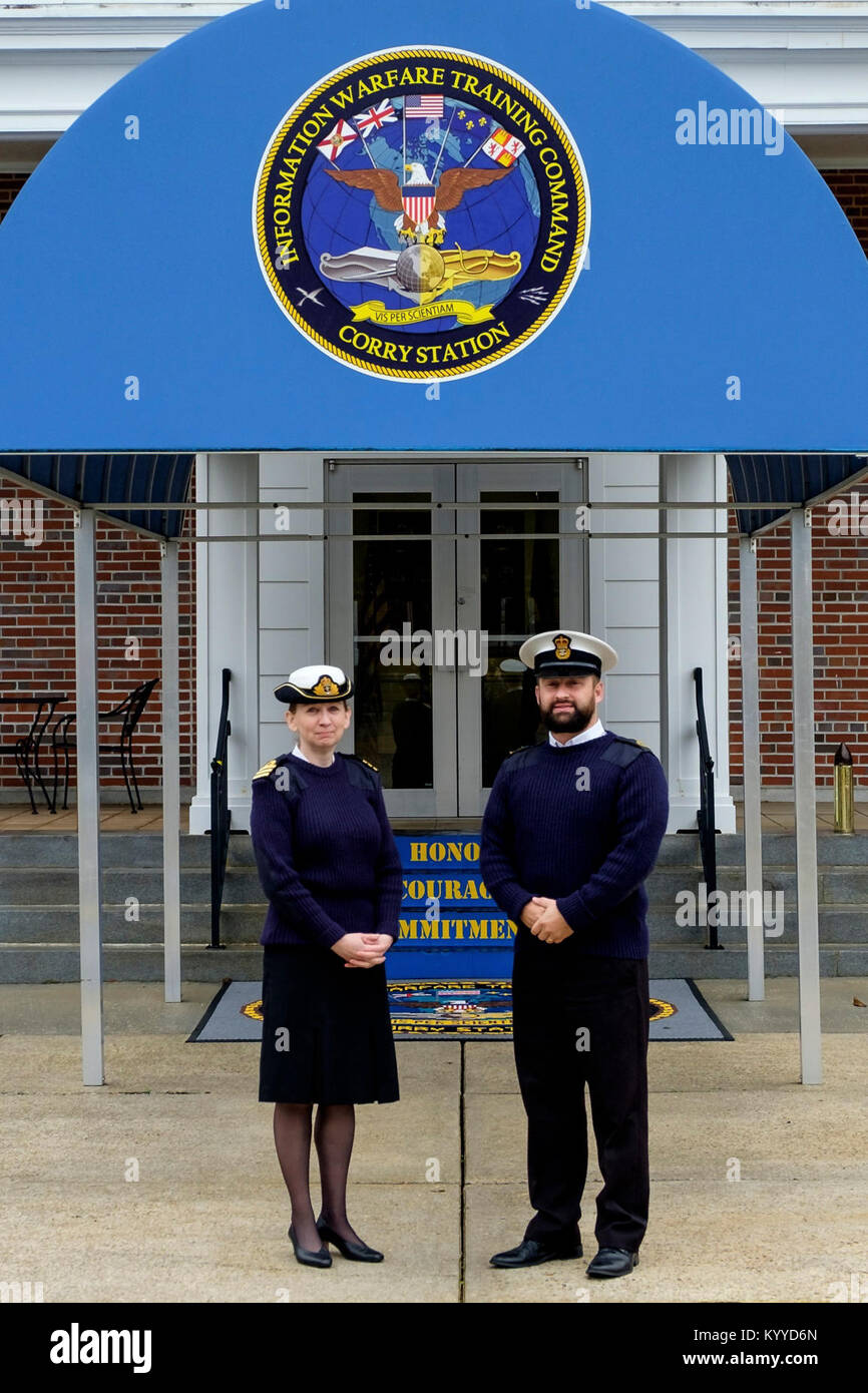 PENSACOLA, Floride (janv. 10, 2018) La Frégate. Katherine Clare (à gauche), de la défense à l'ambassade britannique à Washington, D.C., et technicien en chef de la Marine royale de cryptologie Paul Thomas, instructeur à la guerre de l'Information de commande de formation (IWTC) Corry posent pour une station Banque D'Images