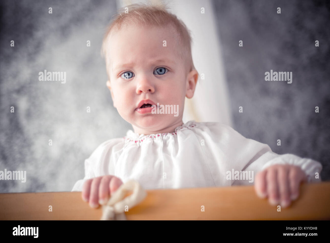 Petit bébé dans un lit bébé. Portrait enfant bébé close up. Banque D'Images