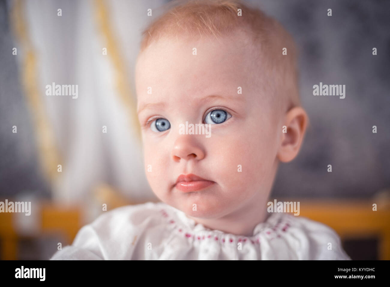Cute funny baby girl with a les cheveux blonds et les yeux bleus d'un Banque D'Images