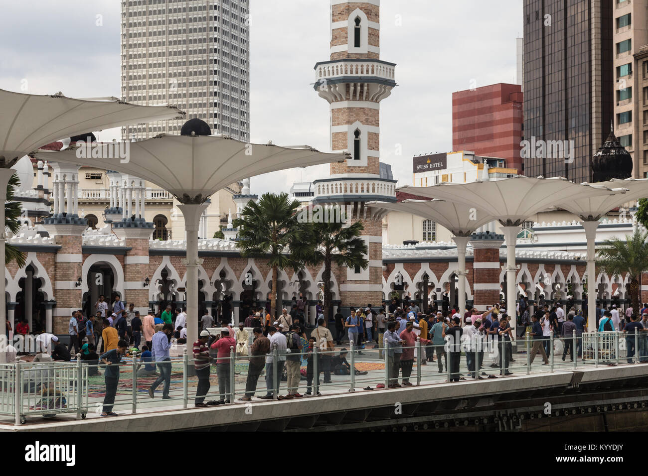 Kuala Lumpur, Malaisie - 22 décembre 2017 : Les Musulmans quittent la mosquée (masjid Jamek) après la prière du vendredi, au coeur de Kuala Lumpur et d'affaires f Banque D'Images