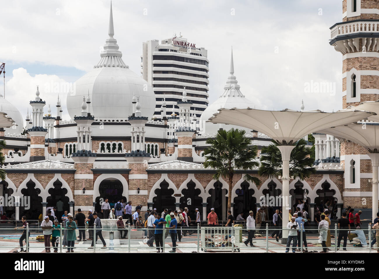 Kuala Lumpur, Malaisie - 22 décembre 2017 : Les Musulmans quittent la mosquée (masjid Jamek) après la prière du vendredi, au coeur de Kuala Lumpur et d'affaires f Banque D'Images