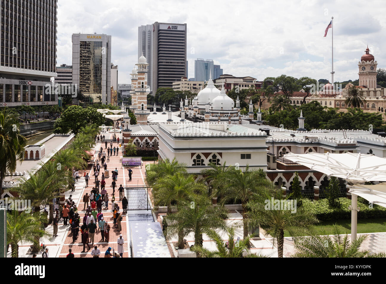 Kuala Lumpur, Malaisie - 22 décembre 2017 : Les Musulmans quittent la mosquée (masjid Jamek) après la prière du vendredi, au coeur de Kuala Lumpur et d'affaires f Banque D'Images