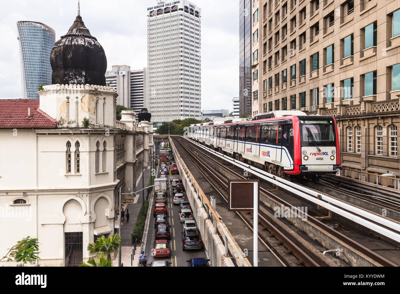 Kuala Lumpur, Malaisie - le 22 décembre 2017 : un train de banlieue quitte le Masjid Jamek station sur une voie surélevée, au coeur de Kuala Lumpur en Mala Banque D'Images