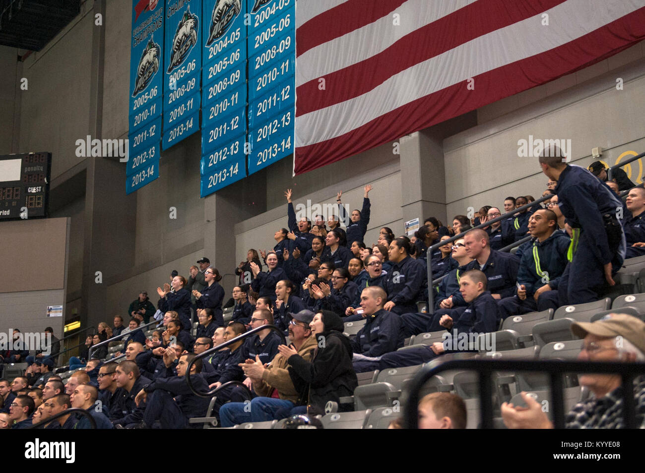 Les Cadets de l'Armée de l'Alaska Youth Academy cheer sur l'Université d'Alaska-Anchorage loups pendant leur appréciation militaire annuel match de hockey à la patinoire Sullivan à Anchorage, Alaska, 13 janvier 2018. L'UAA a coordonné le jeu de reconnaissance à l'occasion de l'Armée de l'air annuelle vs Match de hockey. La Force aérienne a remporté cette année le match 11-1. (U.S. Air Force Banque D'Images