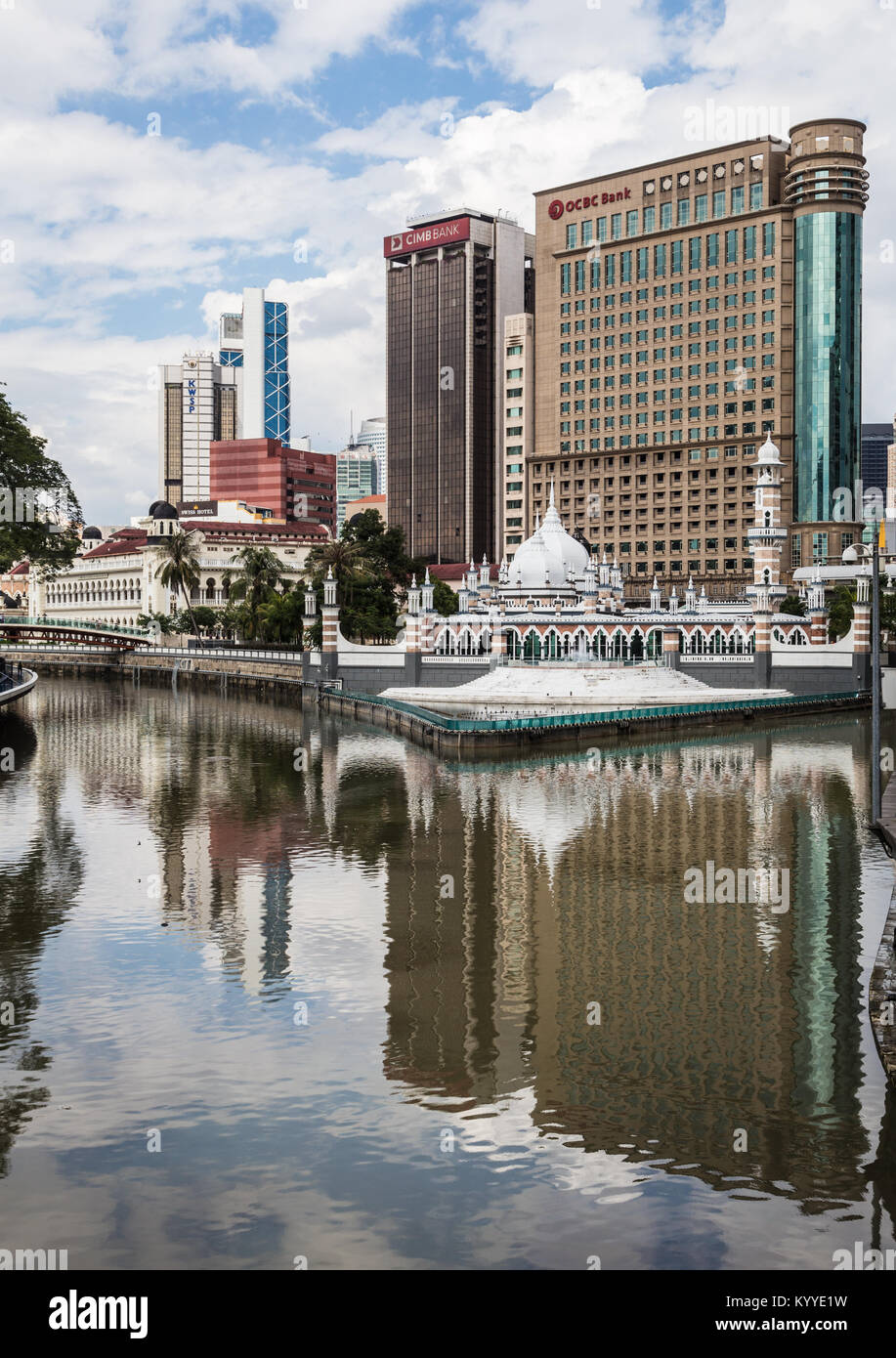 Kuala Lumpur, Malaisie - le 22 décembre 2017 : Le bureau bâtiments reflètent dans l'eau de la Chicago River en face de la mosquée Jamek, le vendredi mosq Banque D'Images