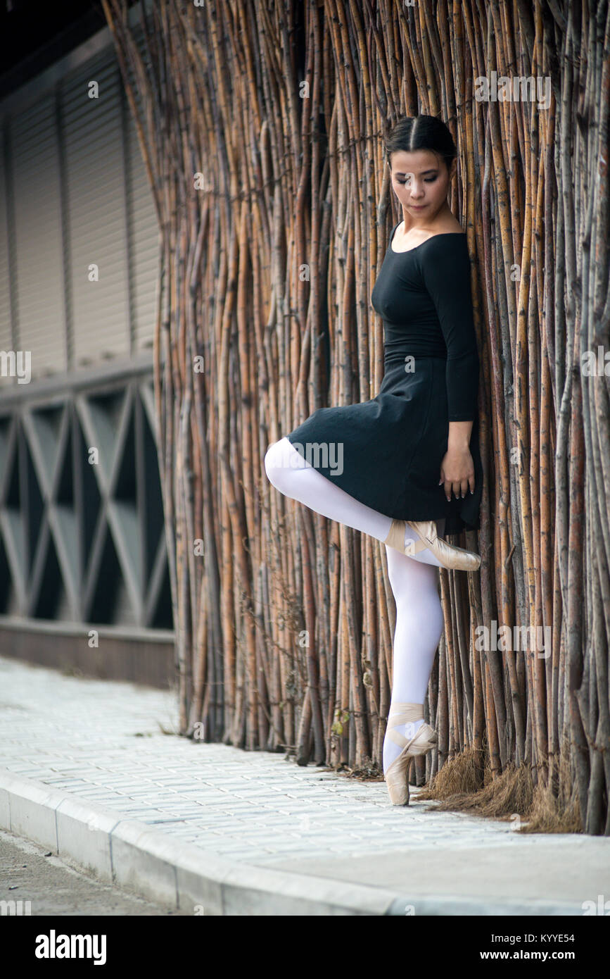 Jeune et incroyablement belle ballerine pose et danse dans un studio blanc plein de lumière. Banque D'Images