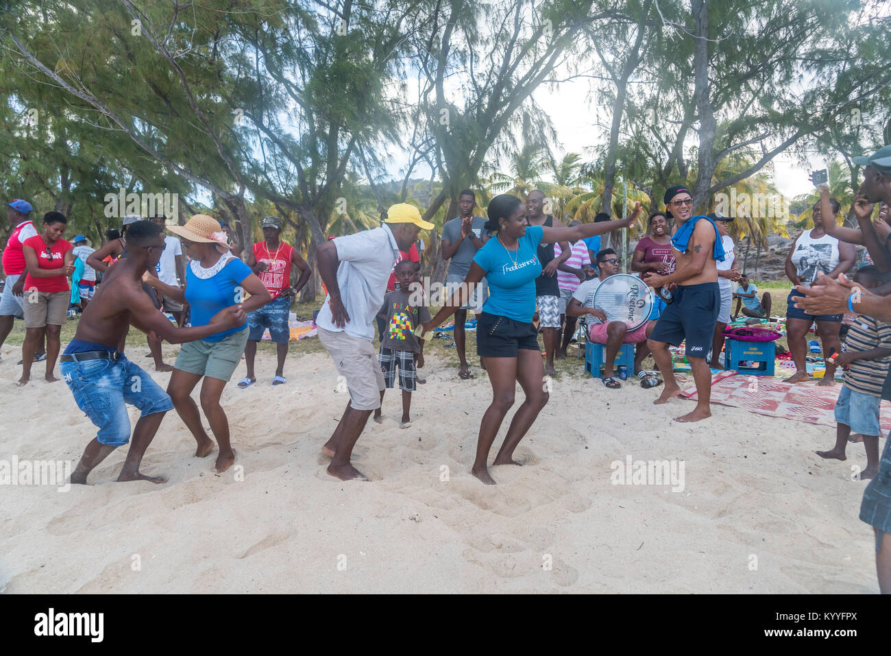 Partie mit Musik und Tanz am Strand von Saint François, île Rodrigues, Maurice, Afrika, | lbeach partie avec de la musique et de la danse sur Saint François beac Banque D'Images