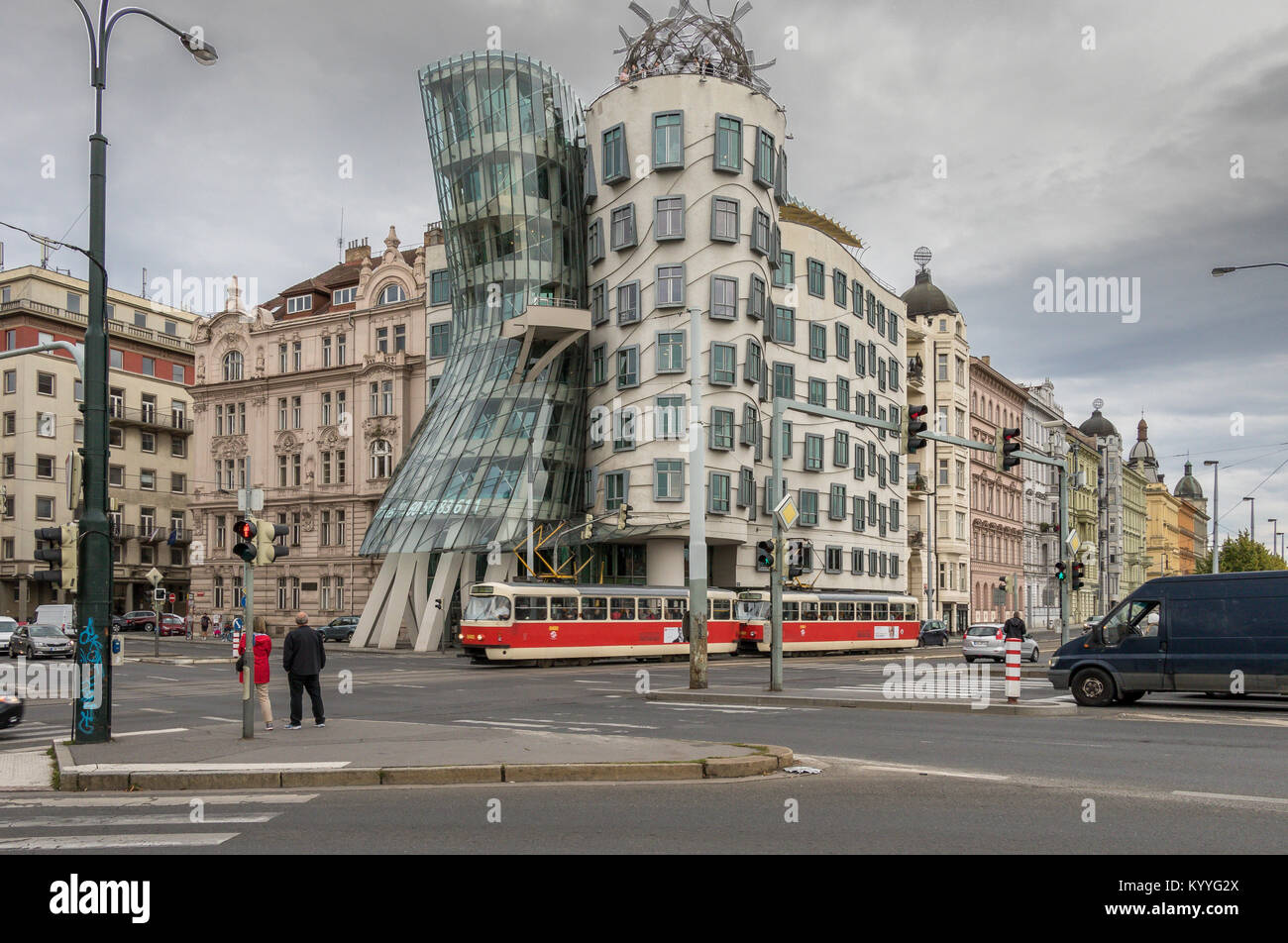 Un tramway passe devant la Dancing House, un bâtiment important de Prague qui abrite également l'hôtel Dancing House, à Prague, en République tchèque Banque D'Images