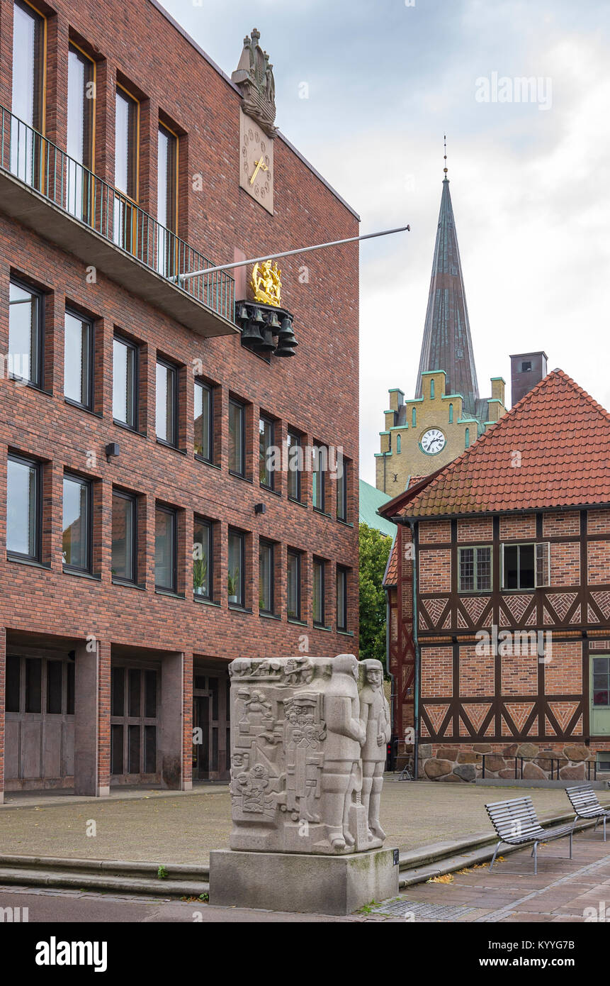 L'Hôtel de ville et église Saint Nicolas à Stora torg à Halmstad, comté de Halland (Suède). Banque D'Images